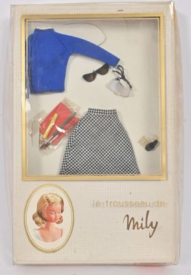 poupée dans une boîte, avec des vêtements et des accessoires pour femme