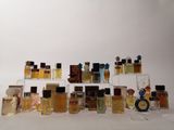plusieurs types de flacons de parfum sur une table