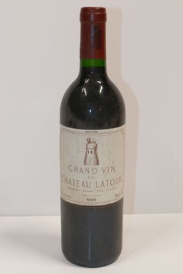 une bouteille de vin posée sur une table