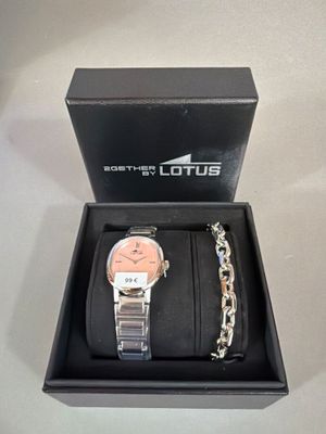 deux montres et un portefeuille dans une boîte posée sur une table