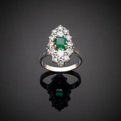 Bague Marquise en or gris 750°°° et platine 850°°°, centrée …