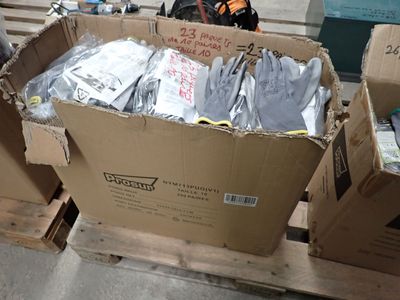 de nombreux cartons posés sur une palette