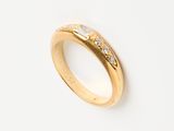 gros plan d'une bague en or sur une surface blanche
