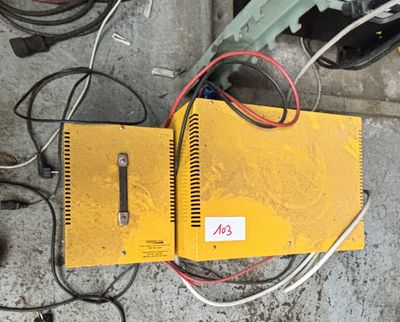 un boîtier jaune auquel sont reliés de nombreux fils