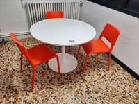 Table tulipe en métal et mélaminé blanc