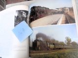 un livre ouvert sur lequel figure l'image d'un train qui arrive sur les rails