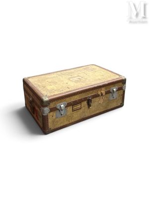 une vieille valise posée par terre