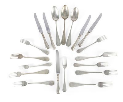 de nombreuses fourchettes et cuillères disposées en cercle
