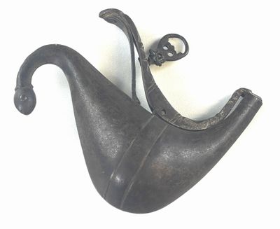 un objet métallique accroché au mur