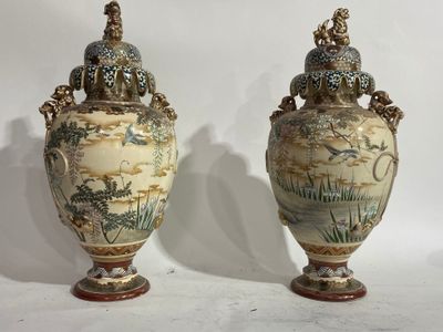 deux vases posés l'un à côté de l'autre sur une table