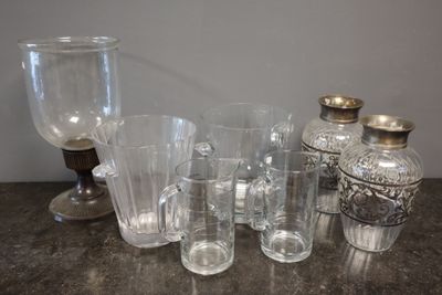 Verreries : Un photophore sur piédouche, en métal, deux vase…
