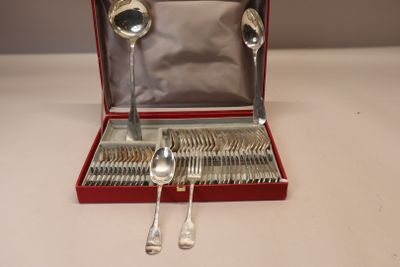 une boîte rouge contenant des couverts sur une table