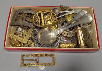 une boîte contenant des objets en argent et en or, posée sur une table