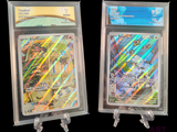 deux cartes Pokémon exposées dans une vitrine transparente