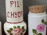 trois vases décorés de fleurs peintes