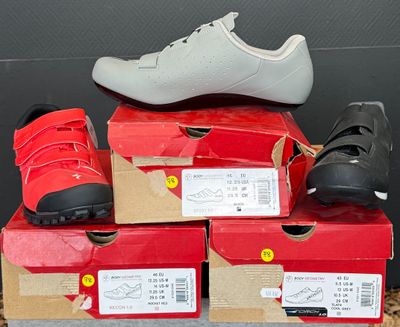 plusieurs paires de chaussures sont empilées les unes sur les autres