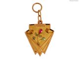 une photo d'un collier plaqué or orné d'une fleur