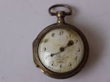 une vieille montre de poche ornée de chiffres romains