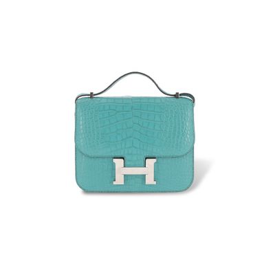 un sac à main bleu orné d'un logo « h » argenté sur le devant