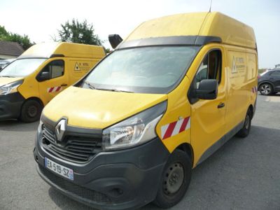 trois camionnettes jaunes garées les unes à côté des autres sur un parking
