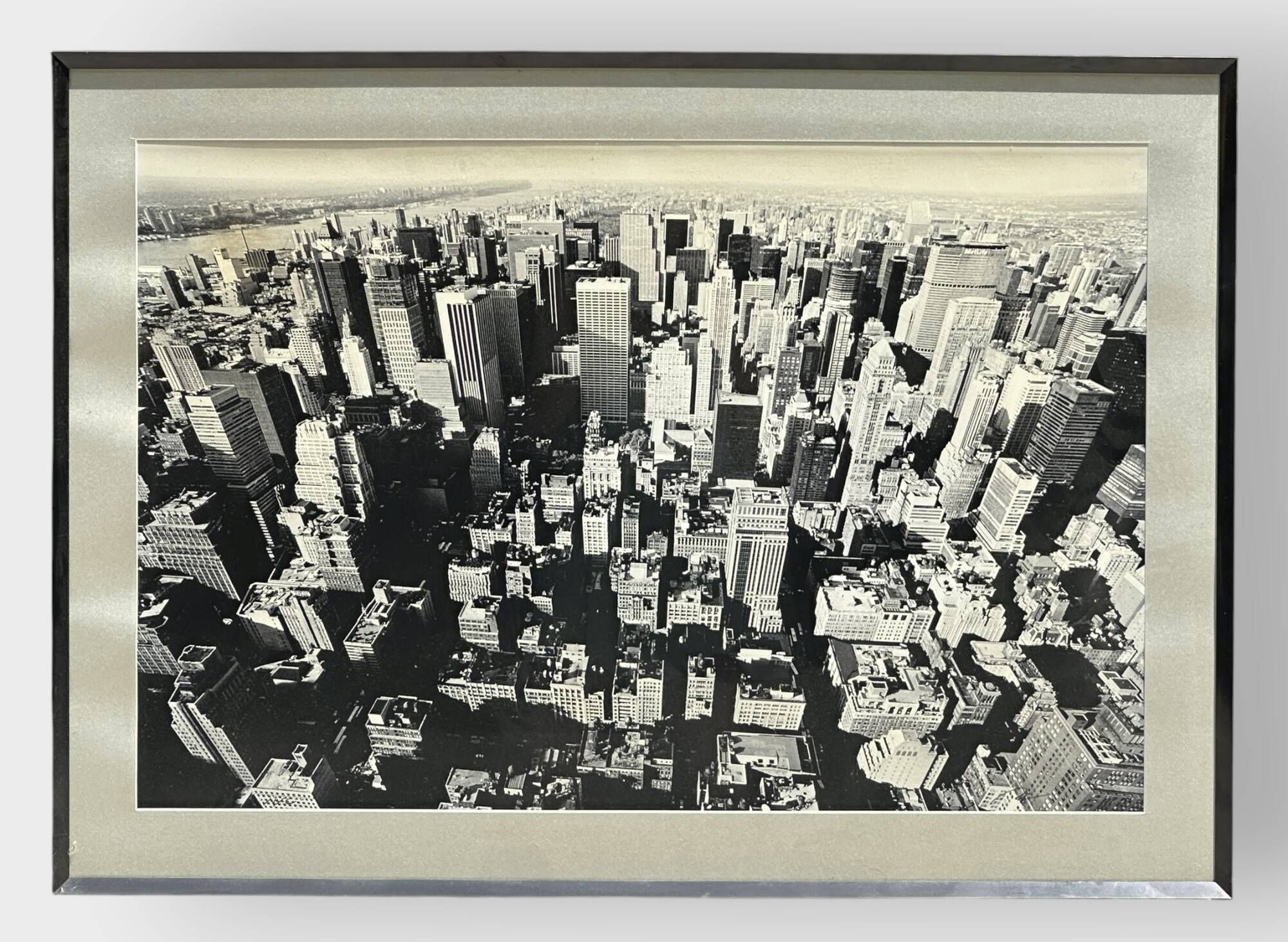 Manhattan avec l'Hudson river sur la gauche - NYC Photographie en noir et blanc. Signé en bas à droite, situé en bas ...