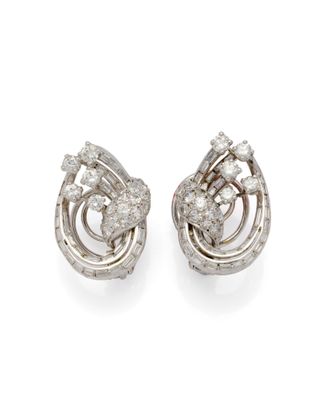 une paire de boucles d'oreilles en diamant et or blanc
