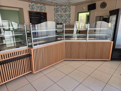 une grande vitrine au milieu d'un restaurant