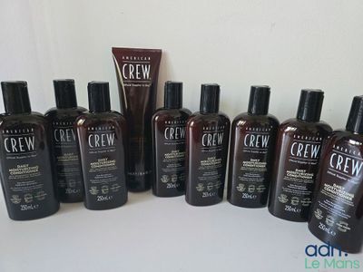 de nombreux flacons de produits de soins posés sur une table