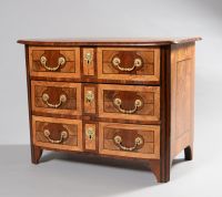 Commode en placage de frêne, poirier dans des réserves à enc…