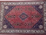 un tapis rouge et bleu orné d'un motif en forme de diamant