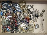 une boîte remplie de bijoux variés