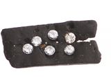 un petit morceau de tissu noir orné de cinq diamants