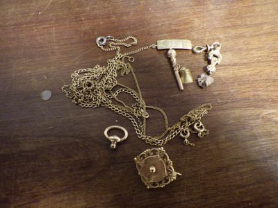 une table sur laquelle sont posés des bijoux