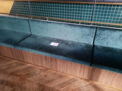 un banc avec une pancarte fixée à l'arrière