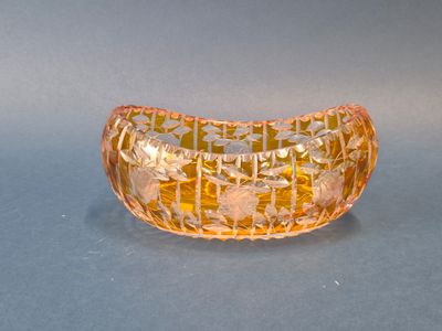 un saladier en verre jaune orné d'un motif