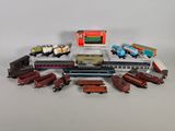 beaucoup de petits trains et de petites voitures sur la table