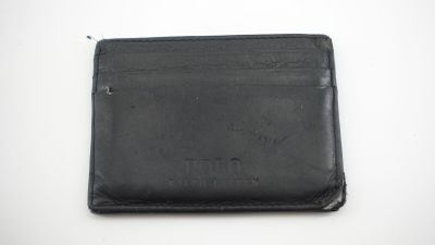 portefeuille en cuir sur fond blanc avec une fente pour carte bancaire