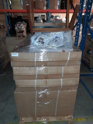 une pile de boîtes sur une palette dans un entrepôt