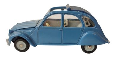 une petite voiture bleue avec une planche de surf posée dessus