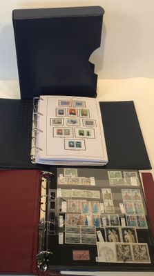 un classeur orné de timbres, posé sur une table