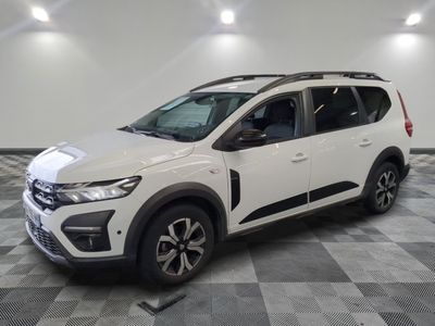 la voiture blanche est garée dans le garage sur un sol en damier