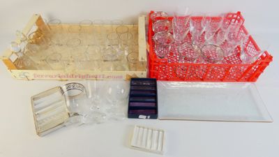 de nombreux objets différents posés sur une table
