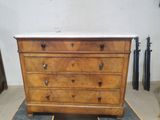 une commode ancienne avec un plateau en marbre dans une pièce