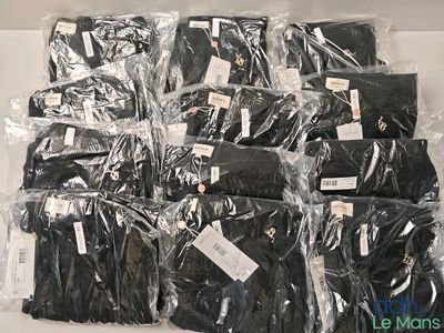 beaucoup de t-shirts noirs emballés dans du plastique