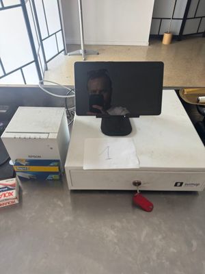 un bureau sur lequel se trouvent un écran, un clavier, une souris et d'autres éléments