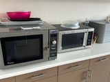 un micro-ondes posé sur un comptoir dans une cuisine
