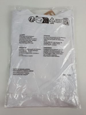 un gros plan sur un paquet de papier toilette posé sur une table