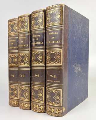 un ensemble de trois livres superposés
