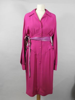 une robe rose pour femme avec une ceinture, présentée sur un mannequin