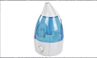 un humidor blanc et bleu posé sur une table